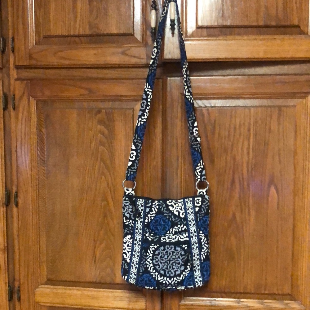 Vera Bradley 11” x 11” crossbody retired pattern, zipper pockets, zipper closure